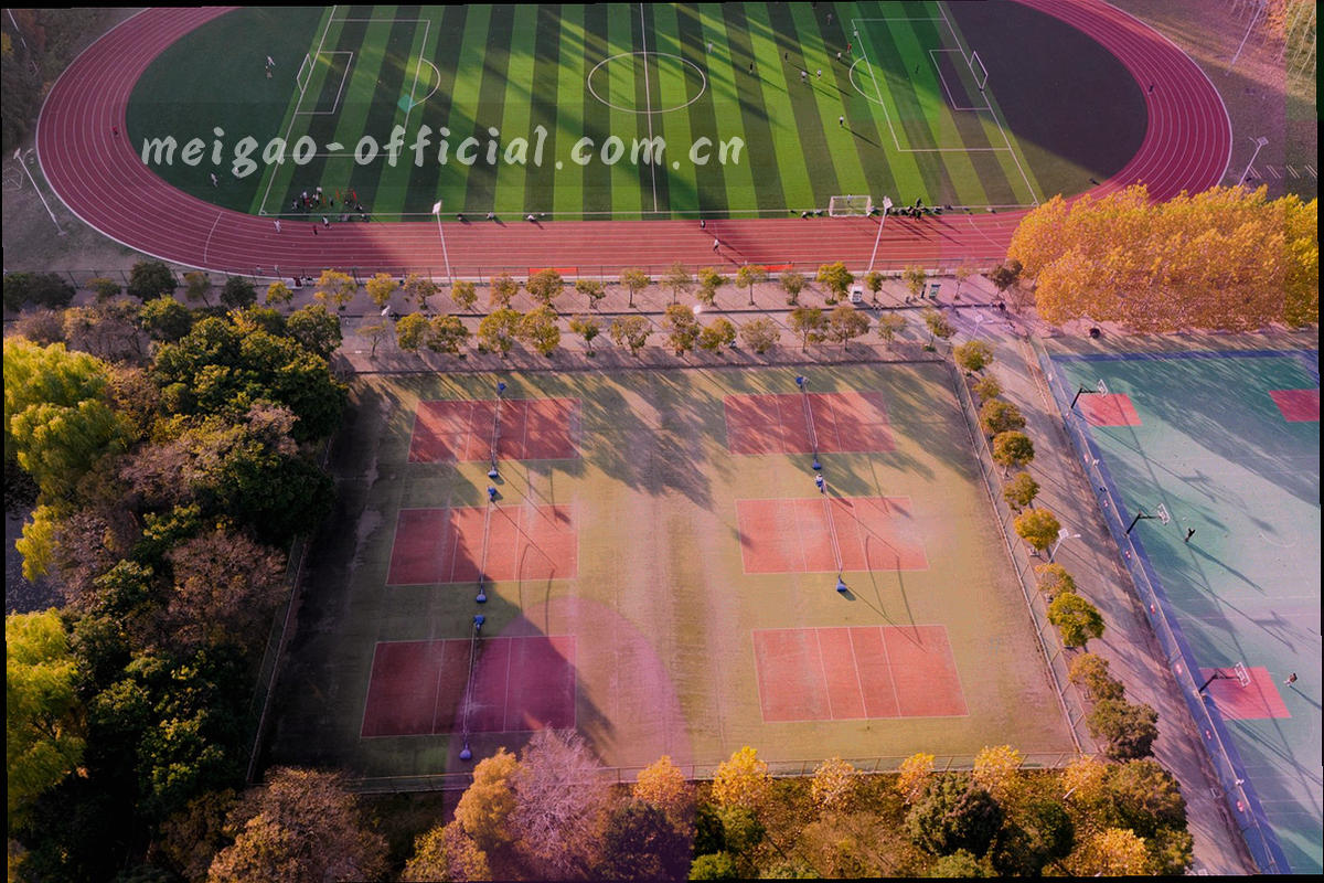 客服人员在桌前处理邮件的局部场景，屏幕显示问题分类与分派标签